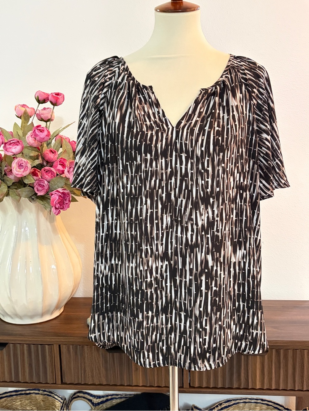 Apt. 9 Black, Brown & White Patterned V-Neck Blouse Size XL